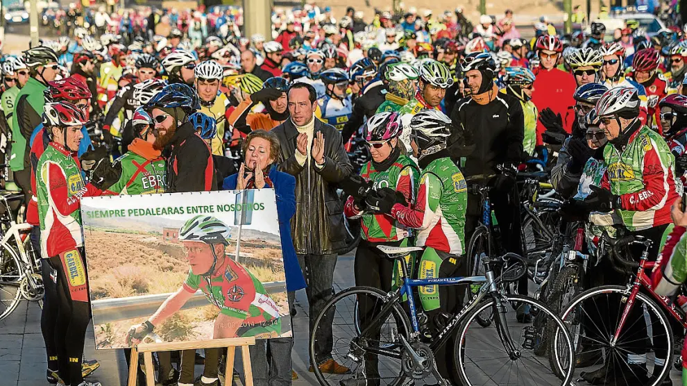 Dos mil ciclistas se sumaron al homenaje a Tomás Agustín. El Club Ciclista Ebro organizó el pasado enero  un acto en recuerdo del malogrado Tomás Agustín cuatro días después de su muerte, homenaje en el que se desbordaron todas las previ
