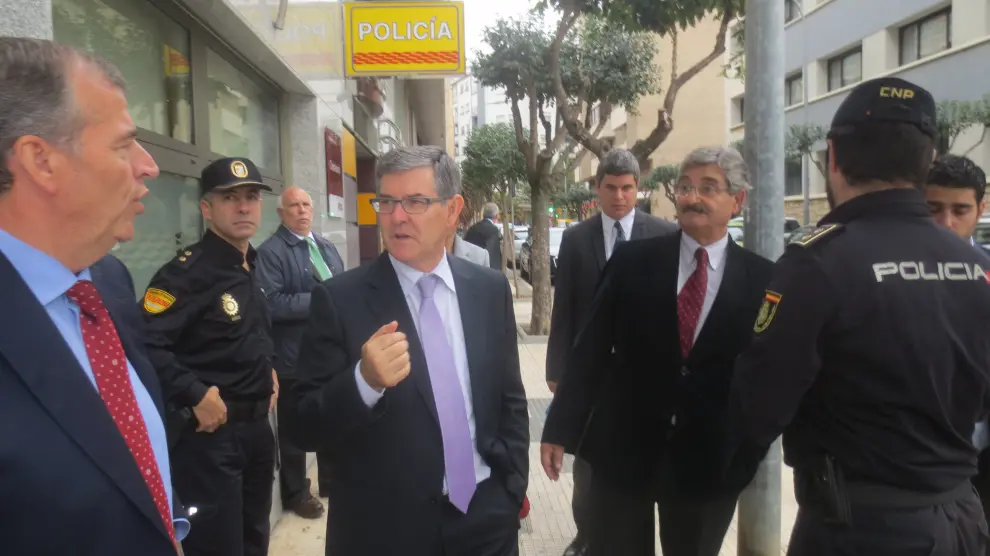Guillén visita la sede de la Policía Nacional en Huesca