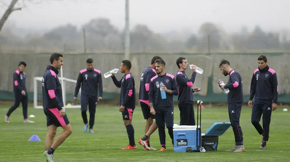 Los jugadores del Huesca beben agua durante un entrenamiento
