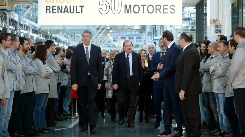 Juan Vicente Herrera (c), acompañado por el presidente de Renault España, José Vicente de los Mozos (i), en la factoría de Valladolid.
