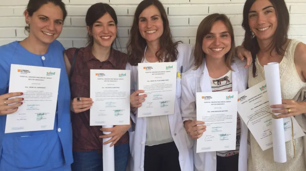 La zaragozana Pilar Bambó (c), junto a otras compañeras, tras recibir este año el título de especialista en Oftalmología.
