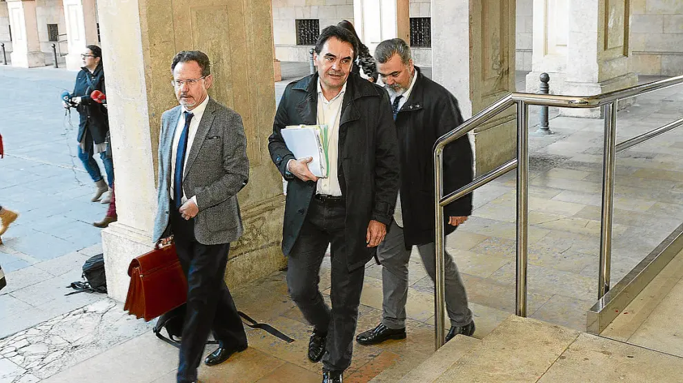 Abril, a su llegada al Juzgado acompañado por su abogado y el de la Diputación Provincial.