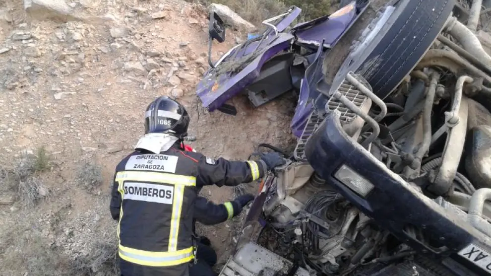 Grave accidente de un camión en Mequinenza con un fallecido