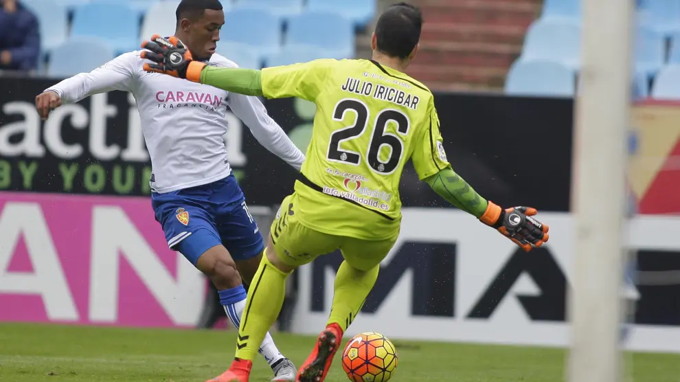 Hinestroza tiene una buena ocasión ante Julio, en el partido de ida entre el Real Zaragoza y el Valladolid