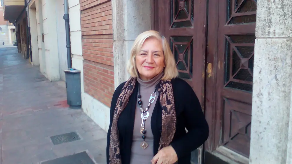 Marta Carabajal, en la puerta del piso que le cede gratuitamente el Obispado de Teruel.