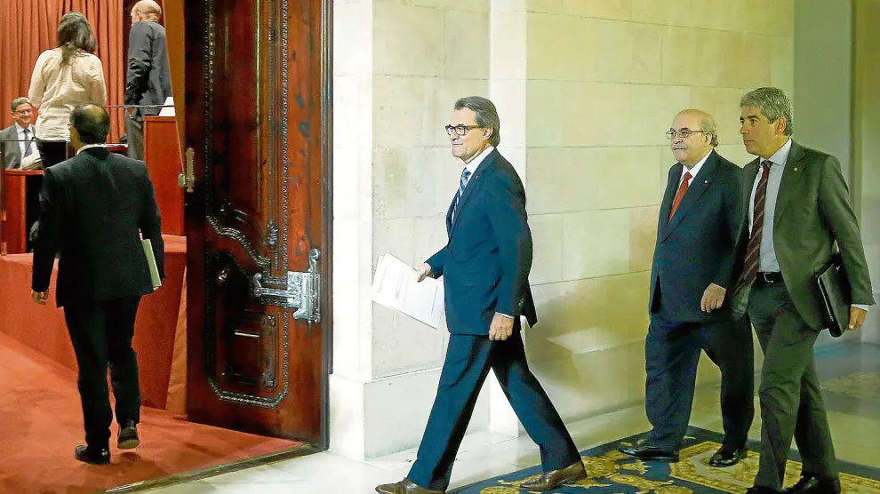 Andreu Mas-Colell y Francesc Homs, tras los pasos de Artur Mas el pasado 23 de octubre en el Parlamento catalán.