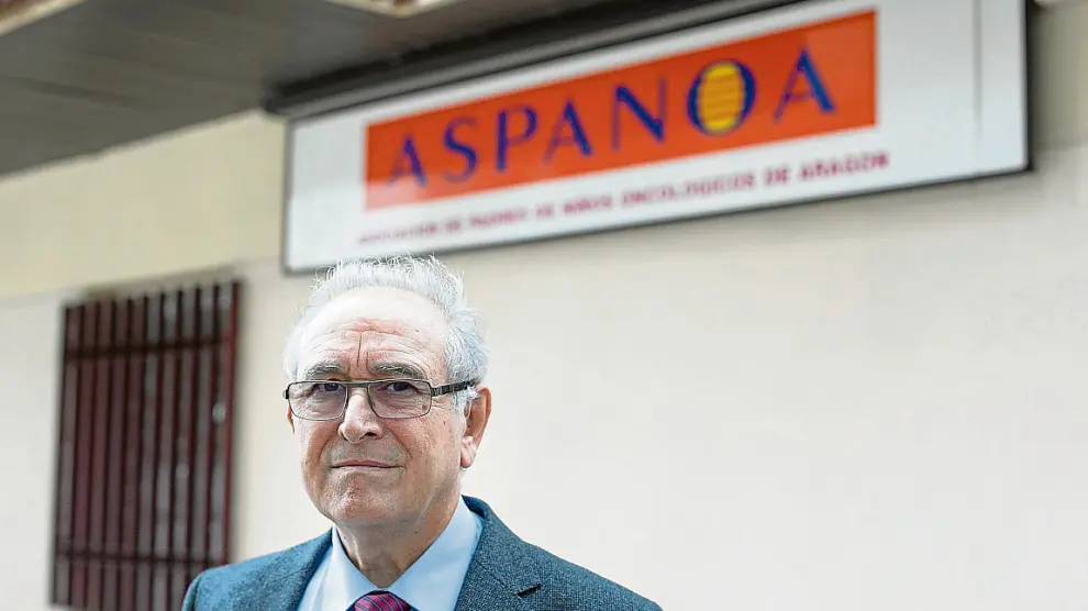 Miguel Casaus, presidente de la asociación, delante de la sede de Aspanoa.