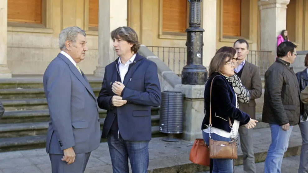 El presidente del Congreso de los Diputados, Jesús Posada, conversa con el alcalde de Soria, Carlos Martínez, durante el acto de repulsa de Soria.