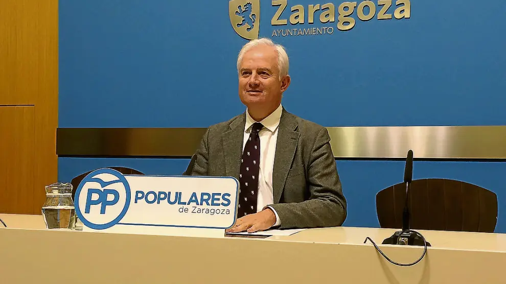 El todavía portavoz del PP en el Ayuntamiento, Eloy Suárez, en la rueda de prensa que ofreció ayer.