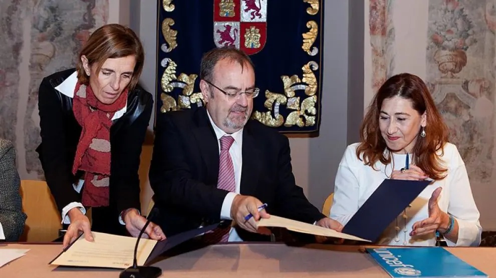 El consejero de Educación, Fernando Rey (c), y la presidenta de UNICEF Castilla y León, Pepa Pequeño (d), durante la firma del convenio.