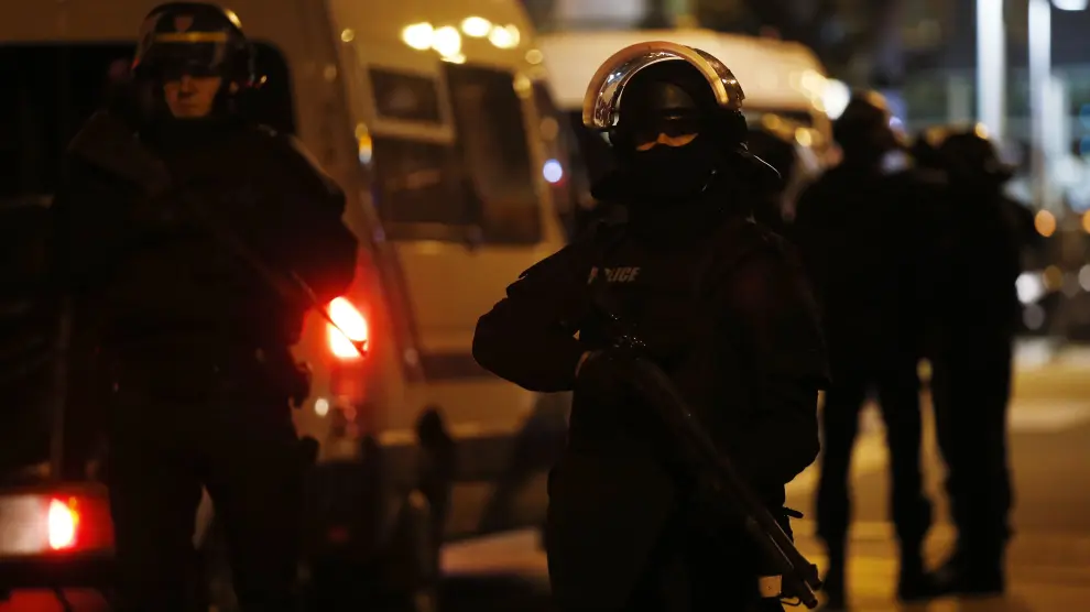 Operación policial en el barrio de Saint Denis, donde varios presuntos terroristas continúan atrincherados en el interior de un domicilio.