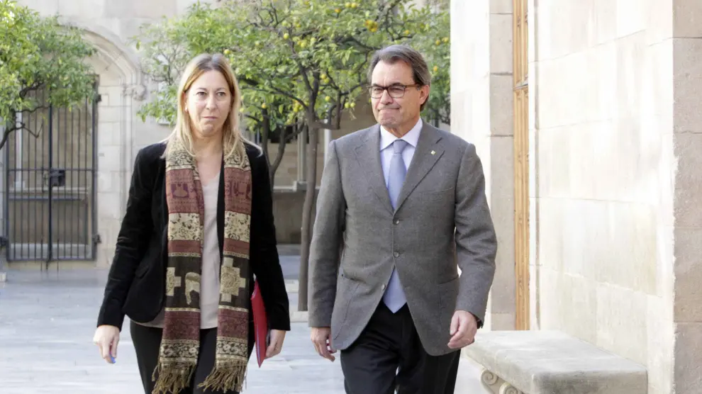 El presidente de la Generalitat en funciones, Artur Mas, a la derecha, junto a a la vicepresidenta del Govern y consellera de Bienestar Social y Familia, en funciones, Neus Munté