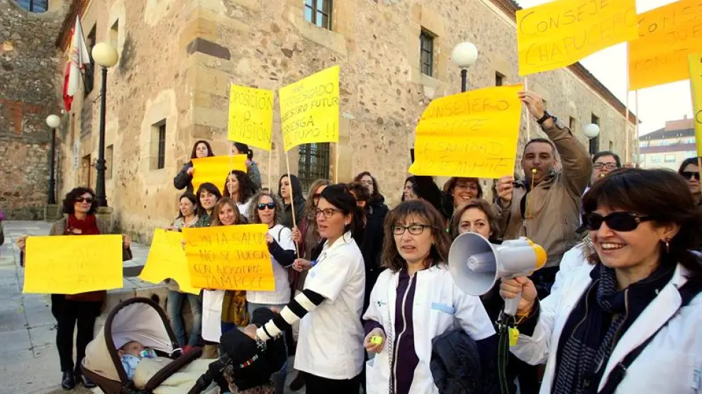 Un grupo de enfermeras protestando a las puertas donde se ha realizado el IX Congreso Regional de Farmacia, celebrado hoy en Soria