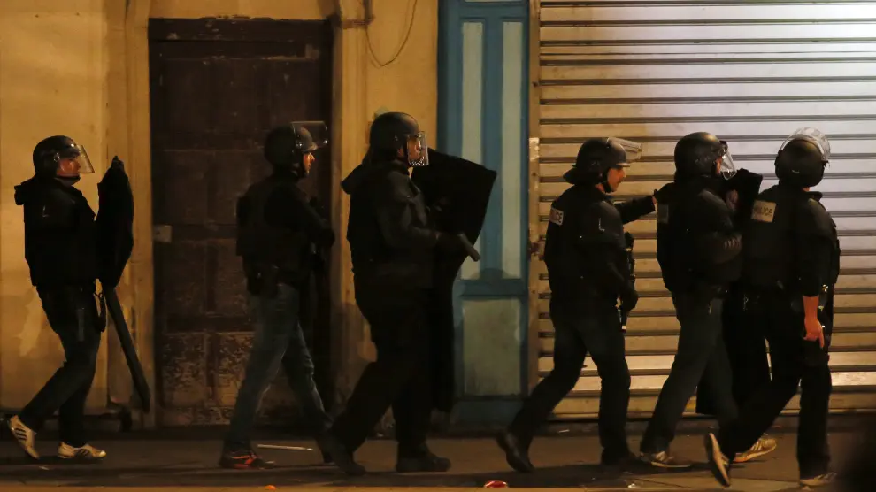 Policías franceses participan en una operación en Saint Denis, cerca de París
