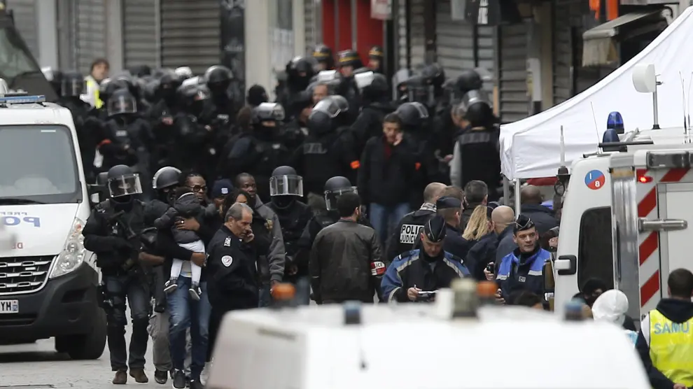 Familias evacuadas por la Policía durante la operación antiterrorista en Saint Denis, cerca de París