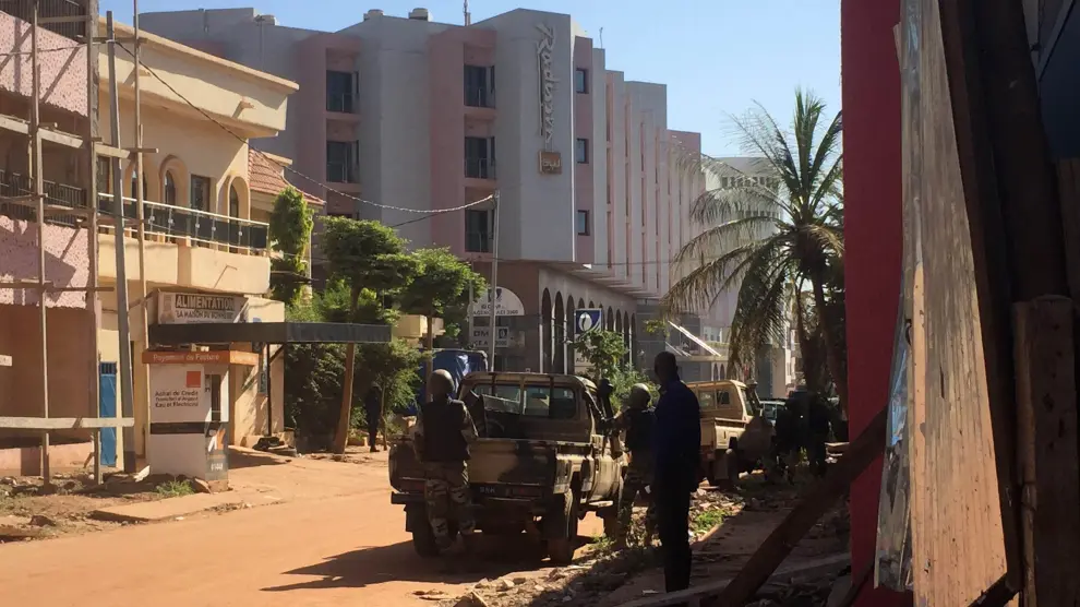 Militares de Mali toman posiciones a las afueras del hotel asaltado.