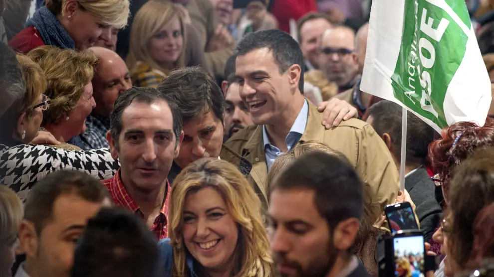 El secretario general del PSOE, Pedro Sánchez (c), y la presidenta de la Junta de Andalucía y secretaria general del PSOE andaluz, Susana Díaz