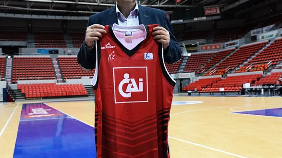 Casadevall ya posa con la camiseta del CAI Zaragoza
