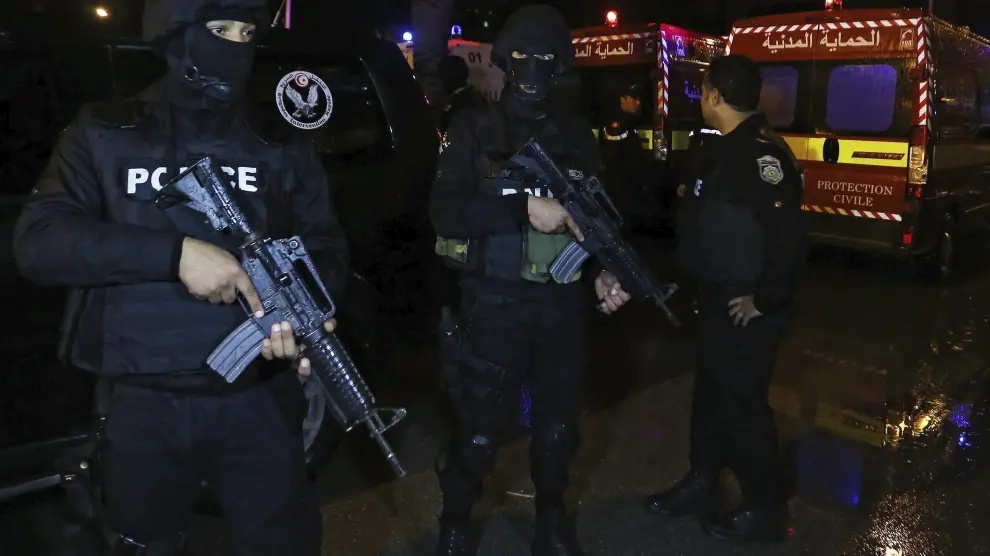 Agentes de seguridad custodiando las calles de Túnez.