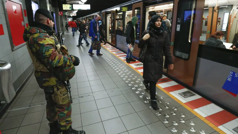 Un policía belga patrulla en el metro de Bruselas.