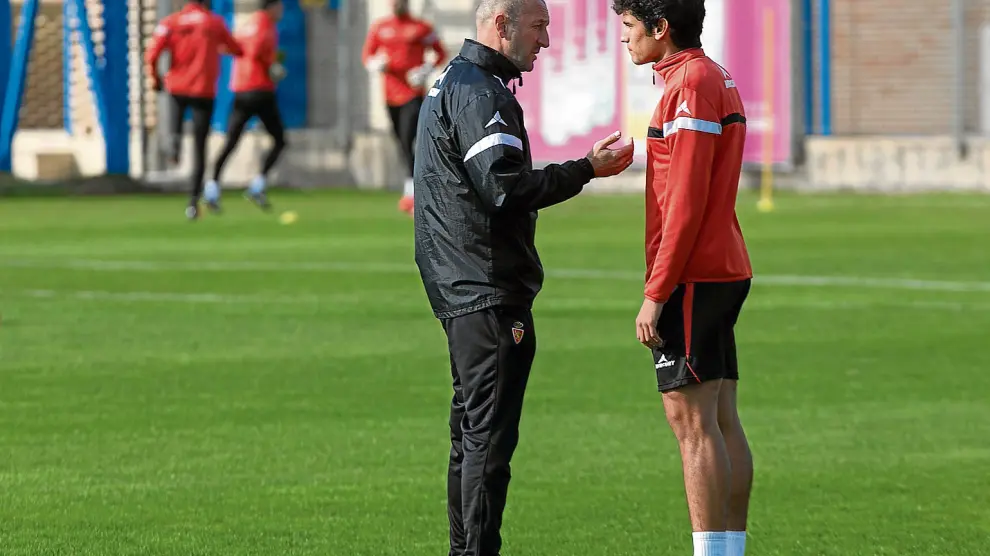 Popovic dialoga con Vallejo en un entrenamiento.
