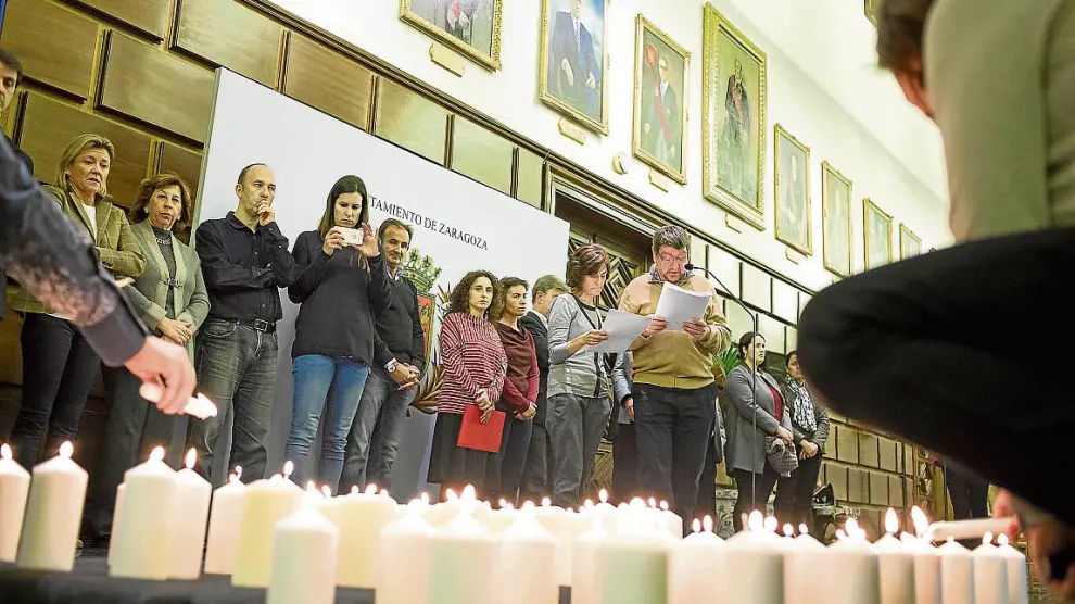 Los asistentes encendieron ayer una vela por cada víctima de la violencia de género.