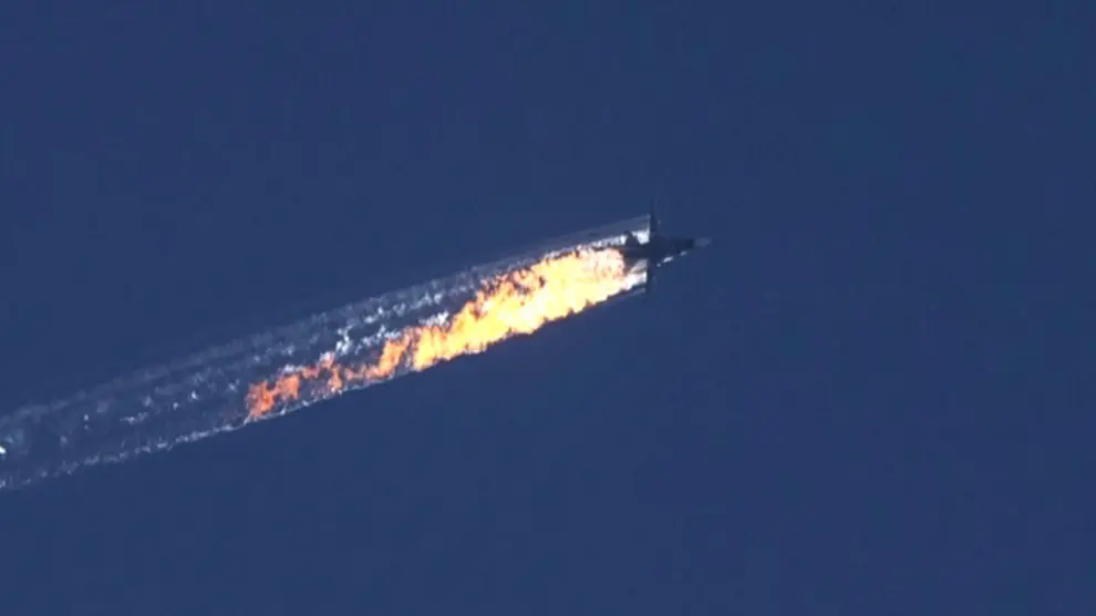 Captura de video facilitada por el canal de televisión HaberTurk que muestra un avión que deja una estela de fuego a medida que cae tras ser derribado