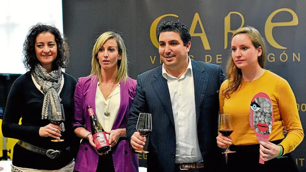 Raquel Díaz, Nazaret Gimeno, Nacho Lázaro e Inés Marco, durante la presentación del vino.