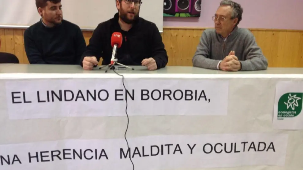 El eurodiputado de Podemos, Miguel Urbán (c), en rueda de prensa.