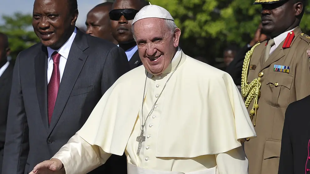El Papa, acompañado del presidente de Kenia, acude a coger el avión con destino a Uganda.