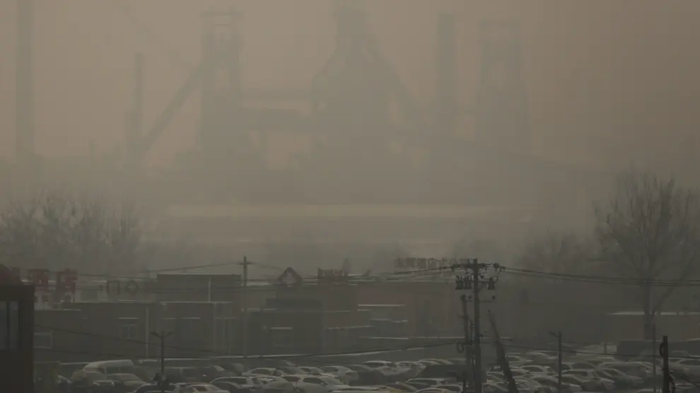 La capital china amaneció este lunes envuelta en una densa capa de contaminación