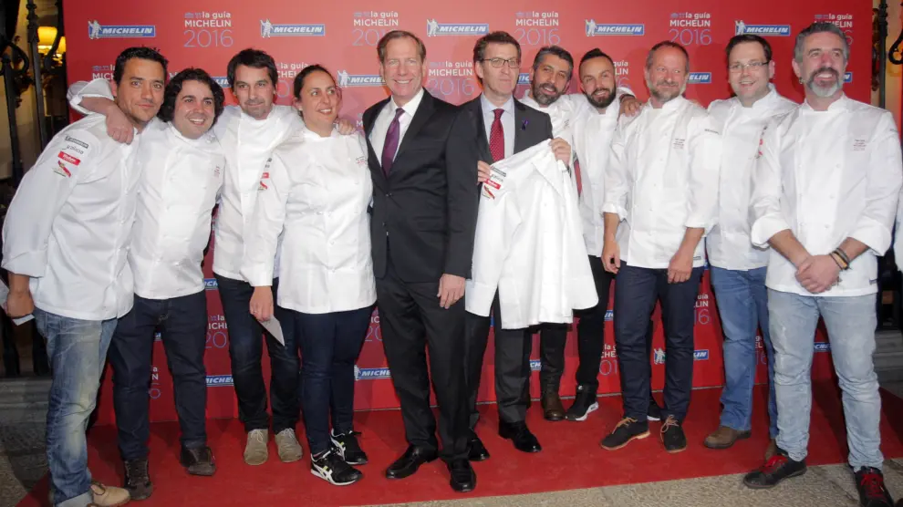 Los cocineros españoles galardonados con una estrella Michelin posan con el presindente de la Xunta, Alberto Nuñez Feijoo, y el responsable de la Guía,  Michael Ellis.