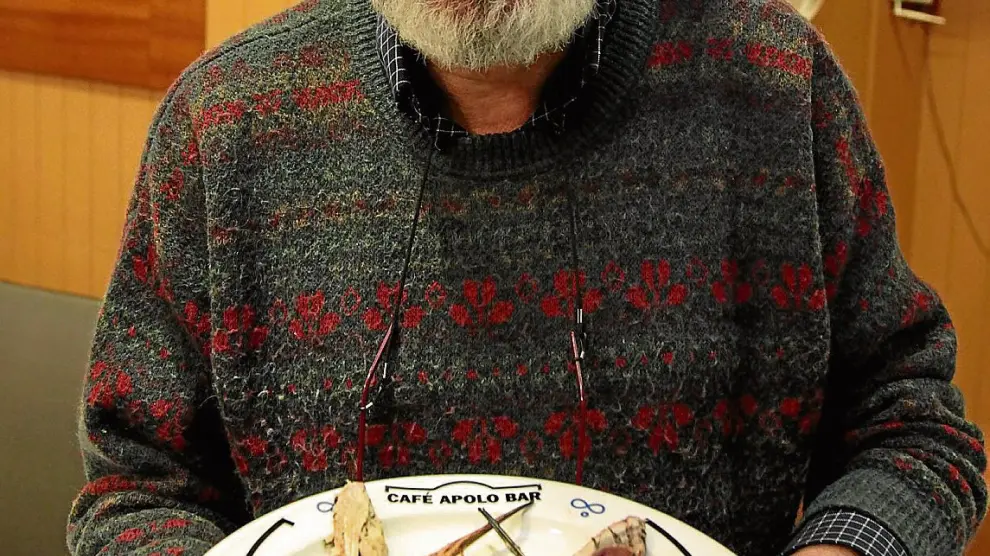 Antonio Arazo con un plato de becada en el restaurante Apolo de Huesca.