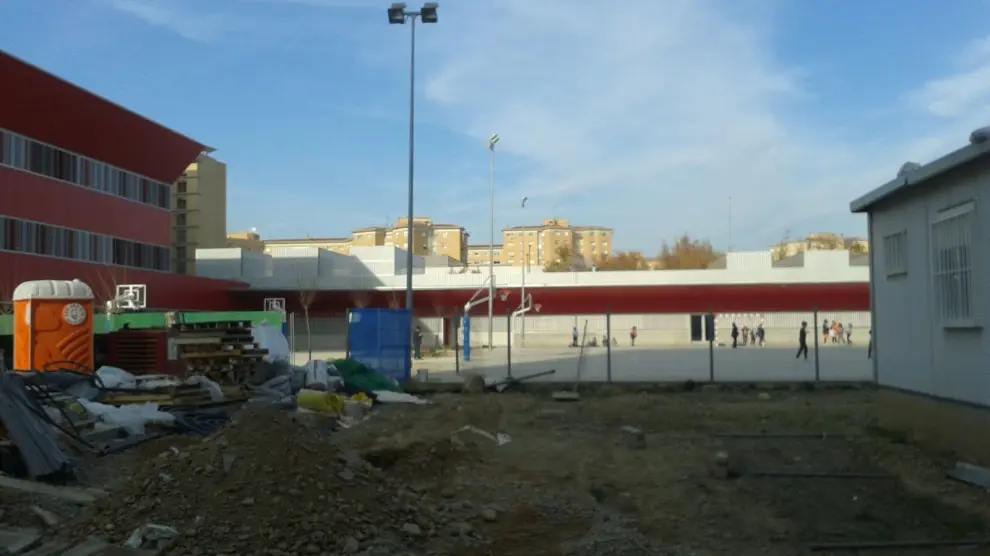 A la izquierda, el nuevo colegio de Vadorrey. A la derecha, los barracones que se están retirando.