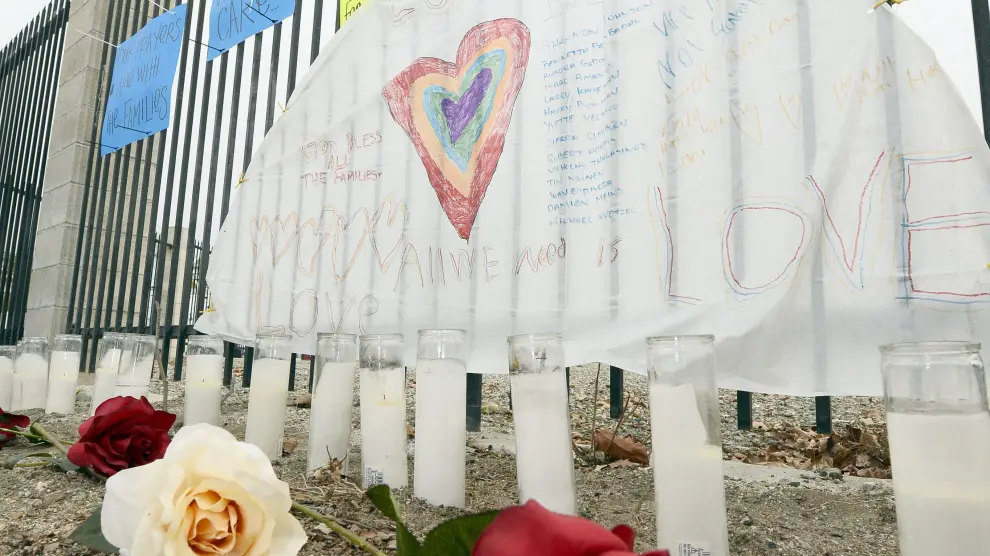 Algunas personas depositaron flores en el lugar donde murieron 14 personas en u tiroteo.