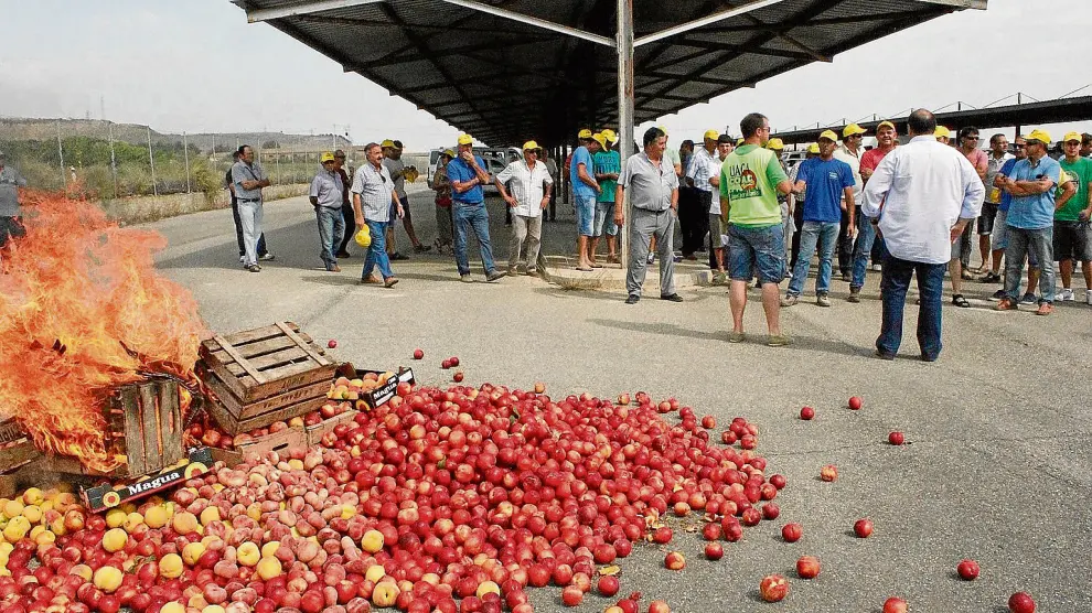 Protesta protagonizada por fruticultores aragoneses en el verano de 2014 para denunciar las medidas por el veto ruso.