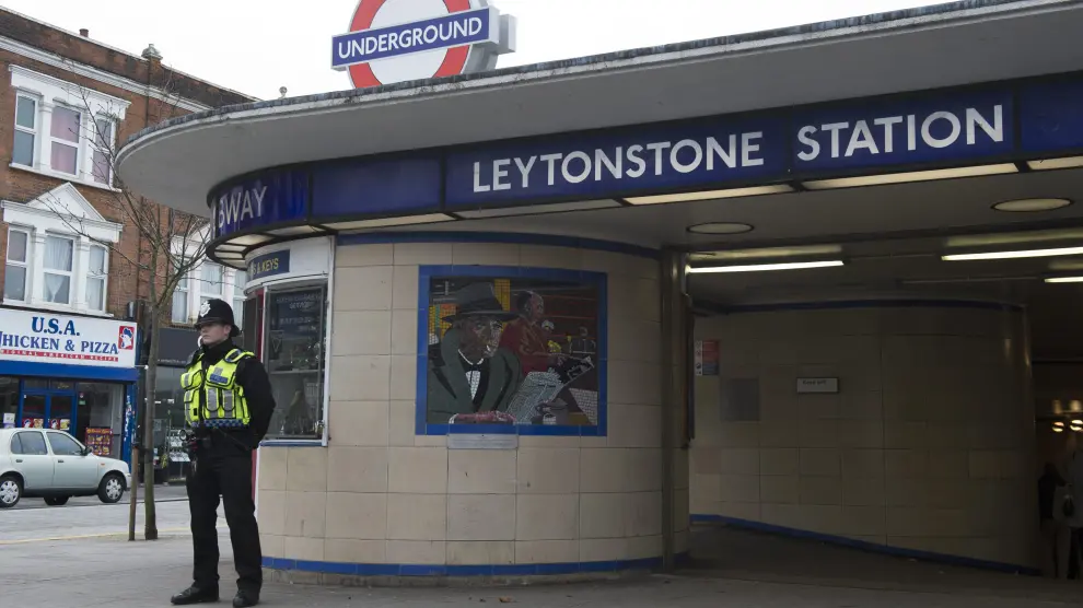 Una agente vigila la estación de metro donde se produjo el ataque