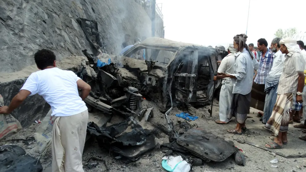 Estado en el que quedó el coche en el que viajaba el gobernador de Aden en el Yemen.