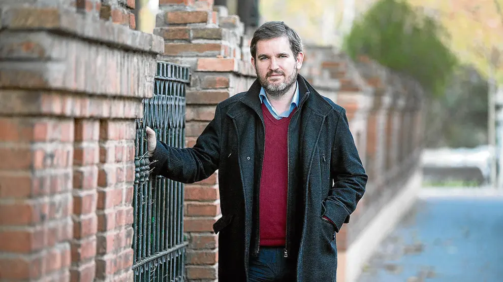 El candidato del PSOE Ignacio Urquizu, en una calle del barrio del Ensanche de Teruel.