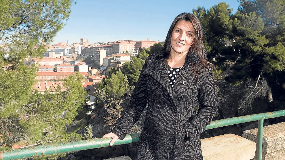 Nomaya Prats, cabeza de lista al Congreso por Teruel por la formación naranja. Al fondo, la ciudad de Teruel.