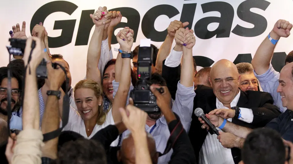 La esposa de Leopoldo López, Lilian Tintori, celebra la victoria de las fuerzas opositoras a Nicolás Maduro.