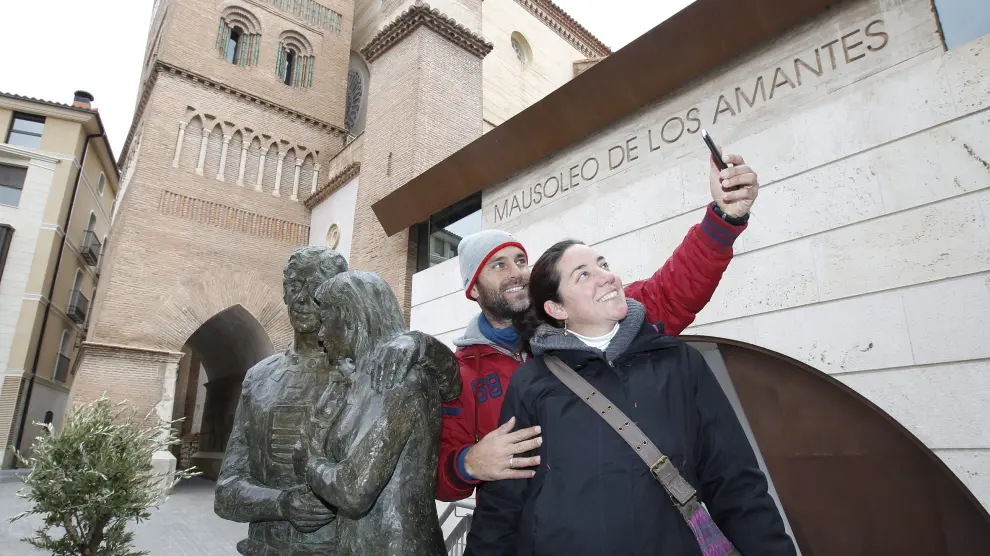 Una pareja se hace un selfie con los Amantes de Teruel