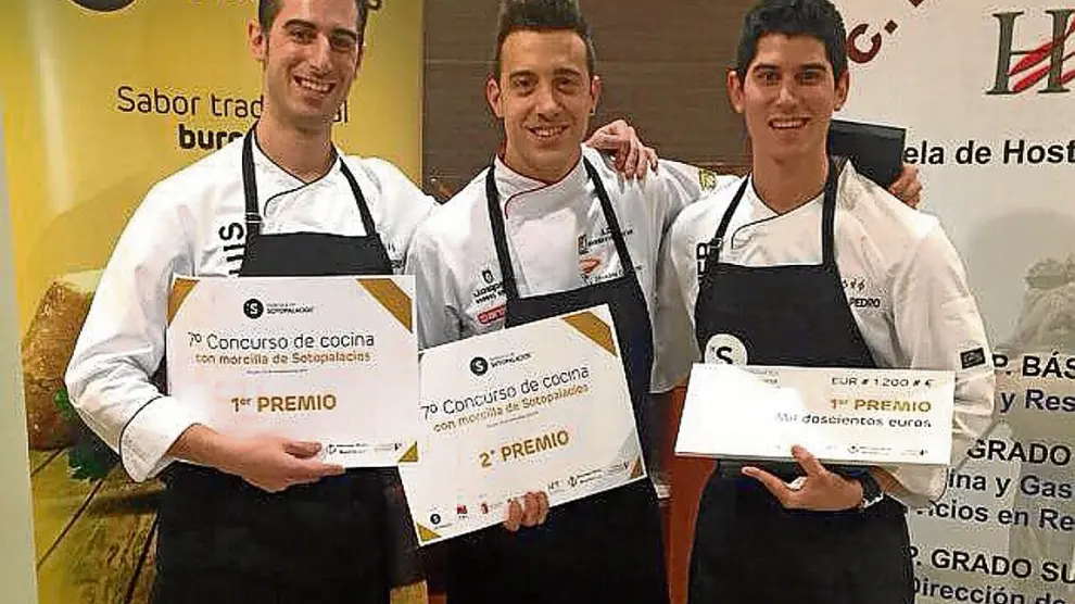 Diego Barbero, entre los hermanos Carcas Armingol, tres recibir sus respectivos premios.