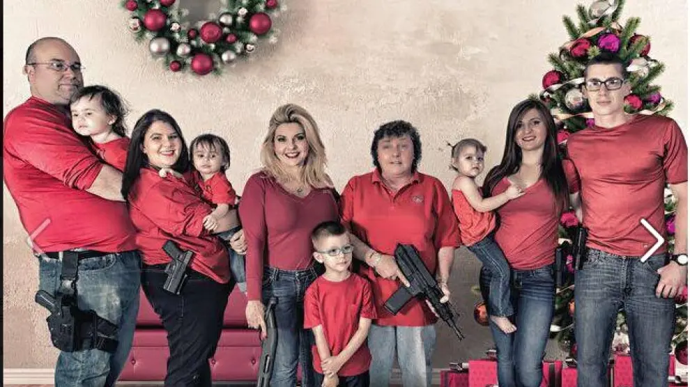 En la foto aparece la identificación de sus familiares así como de las armas con las que posan.