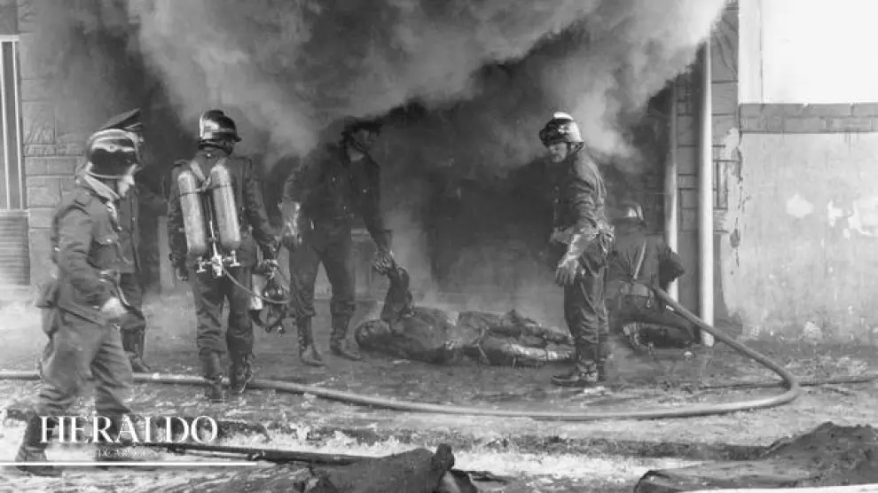 Tragedia en Zaragoza: Minutos después de que entraran a trabajar, el día 11 de diciembre de 1973, los obreros de Tapicería Bonafonte, en el barrio de las Fuentes de Zaragoza, se produjo una explosión y todo el local quedó envuelto en llamas. La explosión cerró las persianas metálicas de la única salida que tenía el taller, situado en un bajo. Murieron 23 trabajadores.