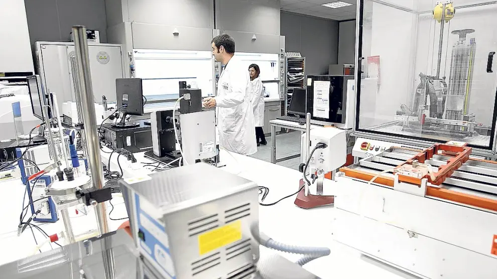 Dos investigadores, en el centro de tecnología de inducción de BSH ubicado junto a la planta de Montañana.