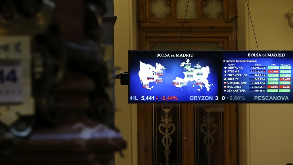 Dos pantallas indican los valores en la Bolsa de Madrid