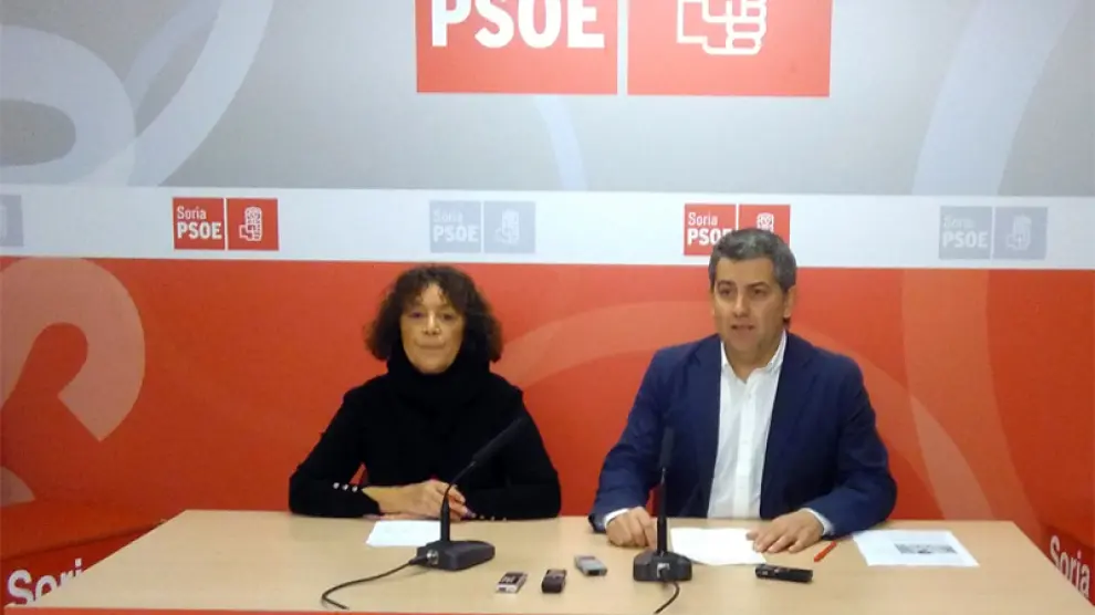 La portavoz socialista en Sanidad en las Cortes regionales, Mercedes Martín, acompañada del candidato socialista al Congreso por Soria, Javier Antón.