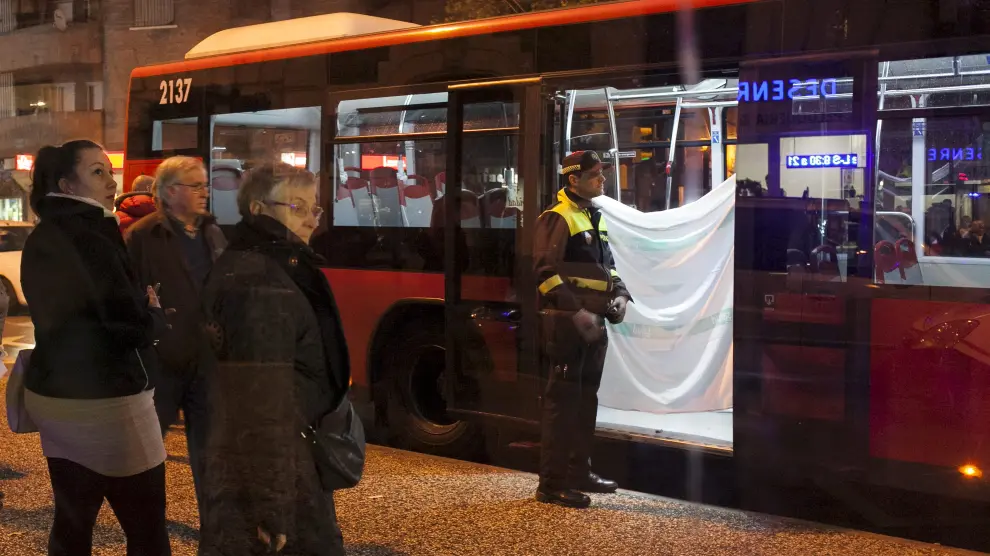 Imagen del autobús detenido en la plaza de san Miguel