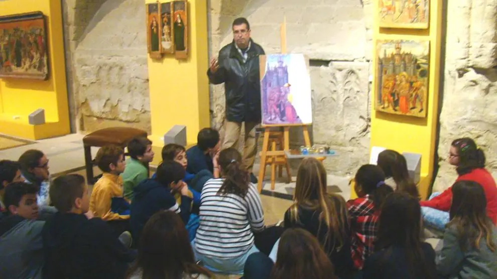 Los escolares oscenses descubren la técnica para pintar retablos